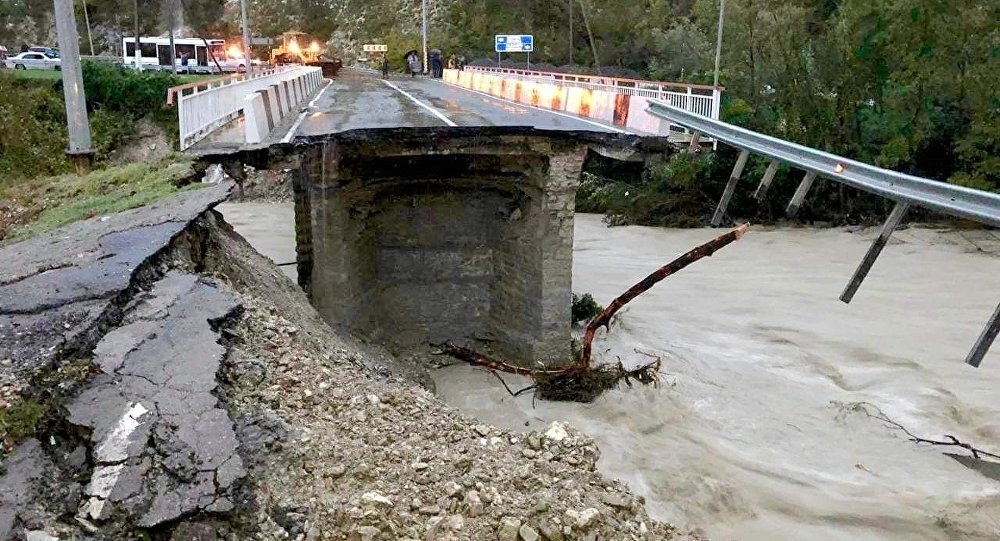 Паводок разрушил мост возле Сочи, фото - Sputnik Абхазия