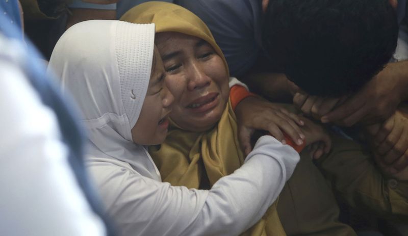 Родственники погибших пассажиров в аэропорту Джакарты