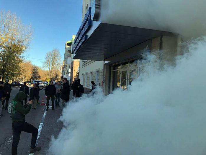 Активисты возле управления полиции в Херсоне. Фото: Сергей Стерненко в Facebook