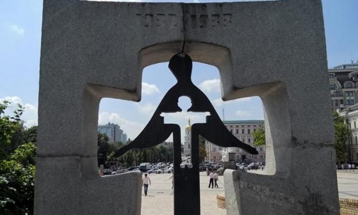Памятник жертвам Голодомора в Киеве, фото: Zruchno.Travel