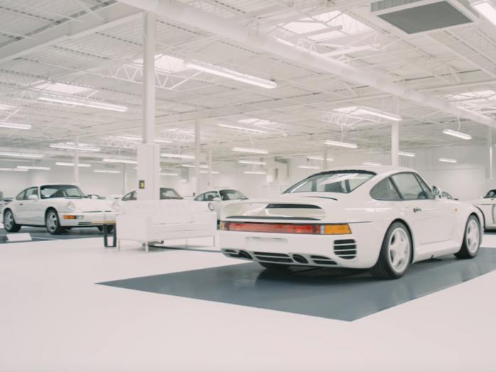 Колекція білих спорткарів Porsche. Фото: YouTube