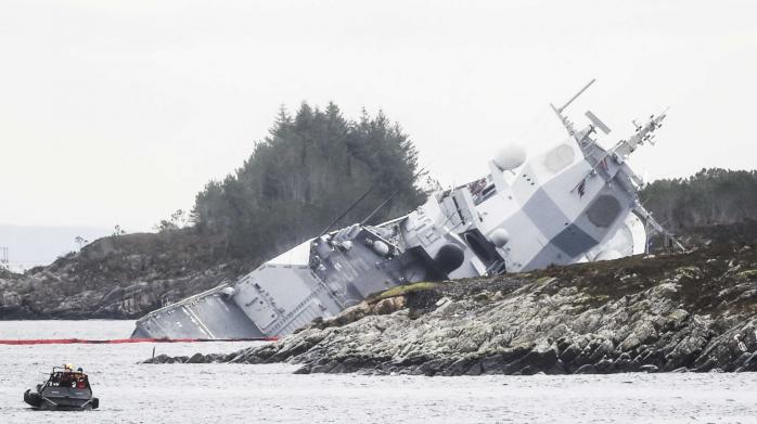 Фрегат Helge Ingstad тонет у берегов Норвегии, фото: VG
