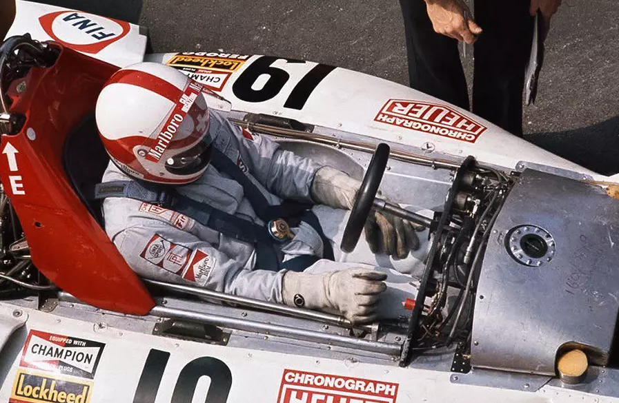 Клей Регаццони в болиде BRM (1973 год) с обеих сторон окружен баками с горючим. Дополнительный бензобак установлен впереди, за приборной доской, фото: Motor