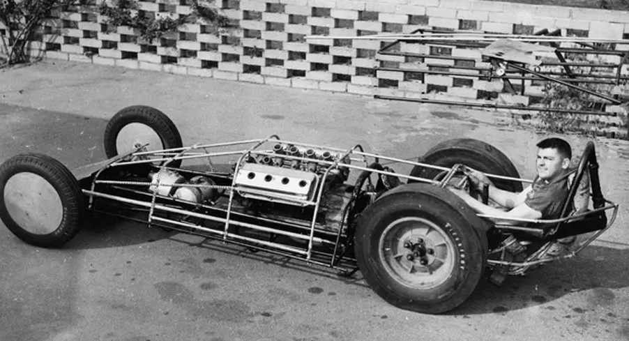 Мики Томпсон со своим изобретением (1954 год), фото: Motor