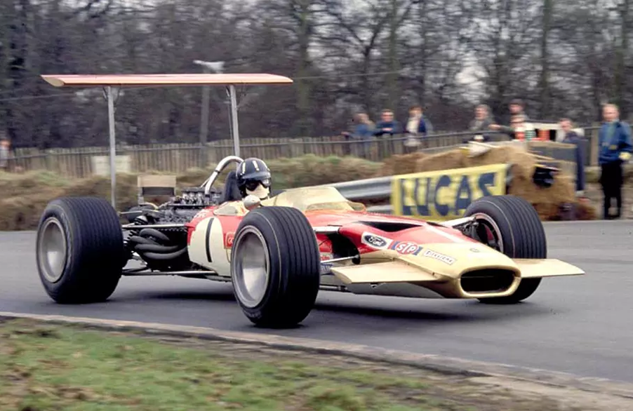 Lotus 49 1968 года, в котором применялось подобное крепление антикрыл, фото: Motor
