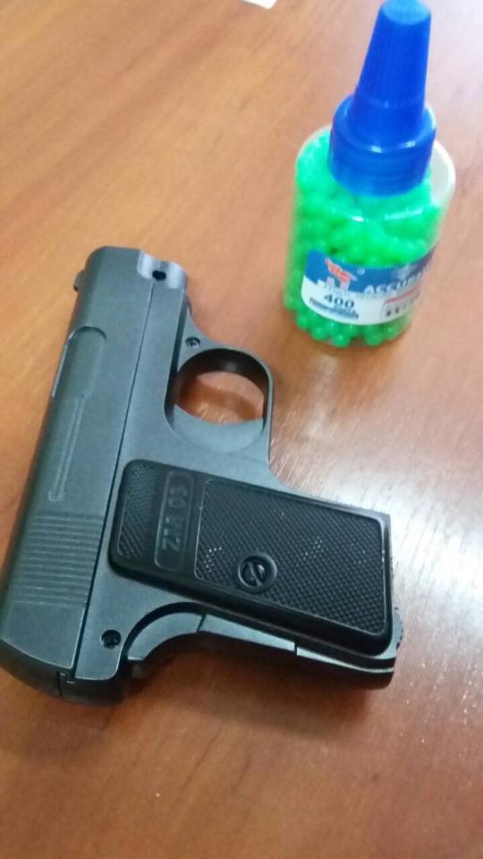 "Зброя", яку використали в харківській школі, фото — Фейсбук Ю.Сидоренка