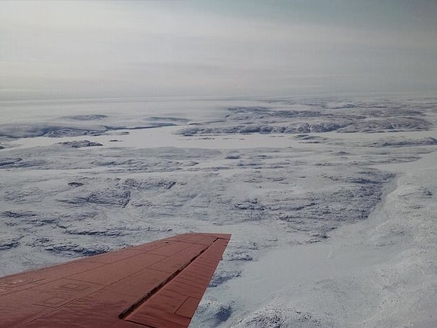 Вид на кратер з літака, фото: DailyMail