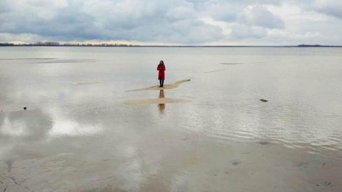 Новообразованные песчаные косы и островки на Свитязе, фото - Фейсбук К.Курбановой