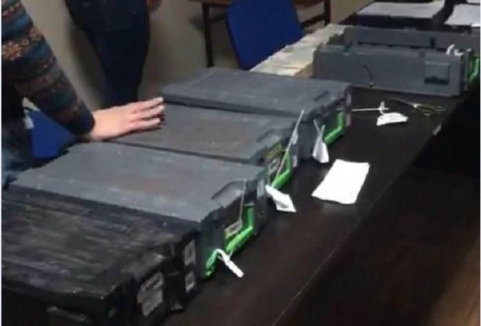 Изьятые кассеты с деньгами, фото — Национальная полиция