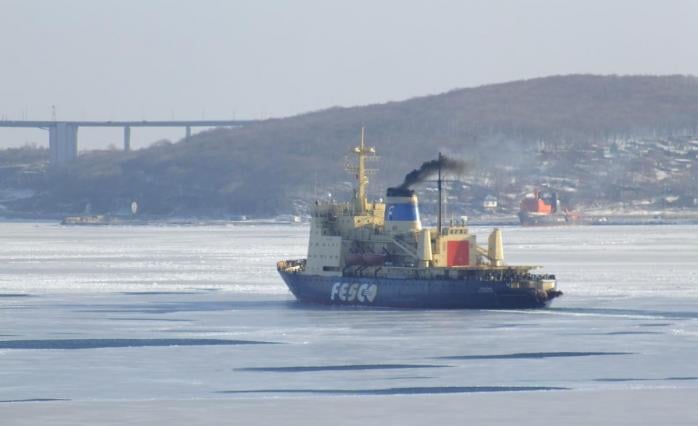 Российский корабль «Красин» проходит через пролив Босфор, фото: «Википедия»