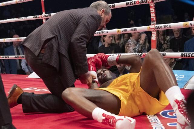 Стивенсон на ринге после нокаута, фото - Reuters
