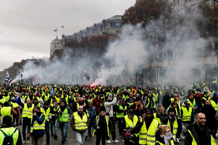 Во время протестов в Париже, фото — mind.ua