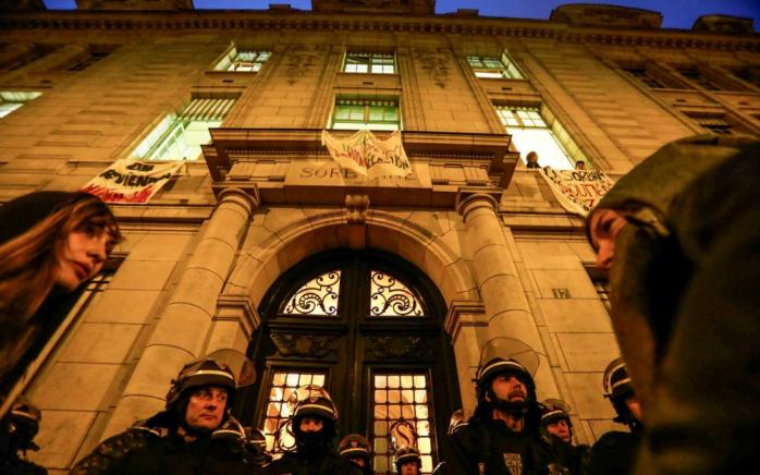 Поліція біля зачинених дверей Сорбонни під час масових акцій у квітні цього року, фото: eparisien.fr