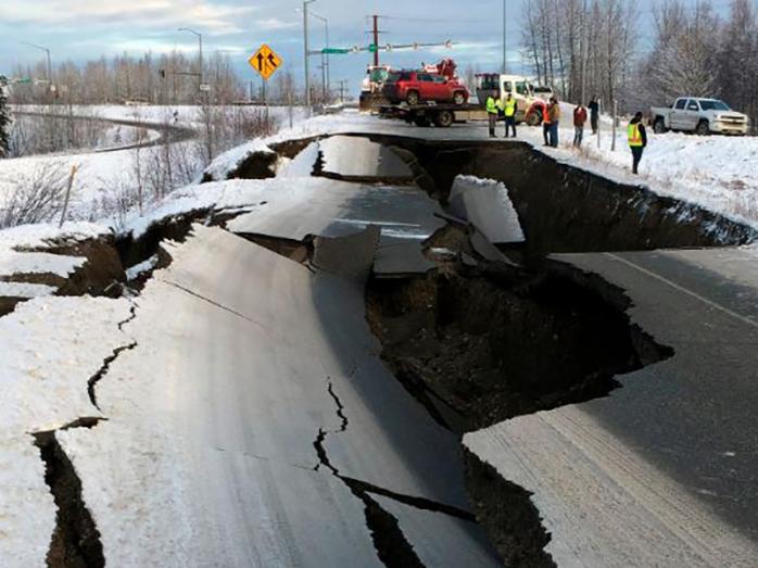 Разрушенная дорога на Аляске. Фото: CNN в Twitter