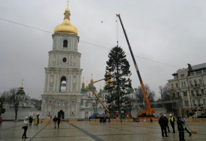 Установка елки в Киеве. Фото: 112.ua