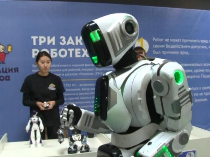 Презентований у Росії надсучасний робот виявився людиною в спеціальному костюмі, фото: Medialeaks