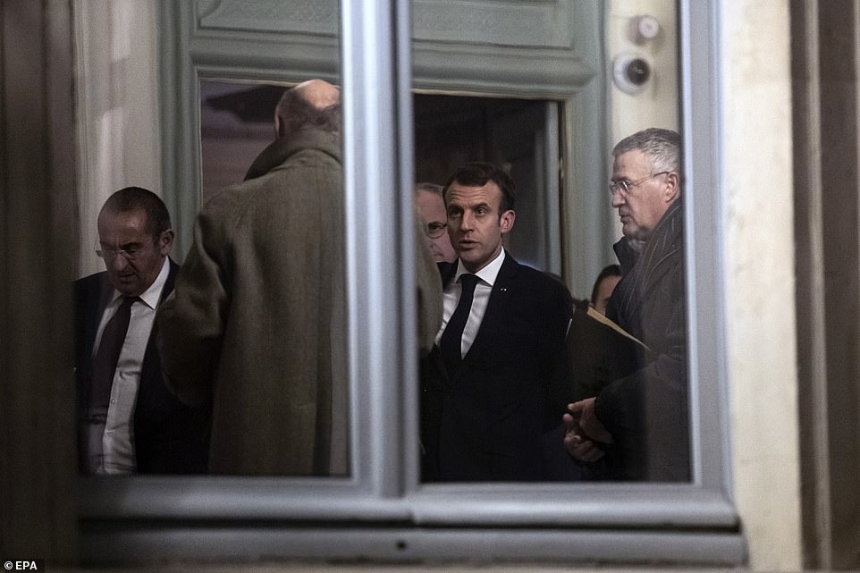Фото: Совещание при участии президента Франции Макрона