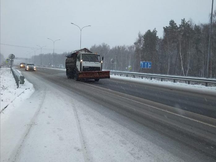 Заснеженные дороги. Фото: Служба автомобильных дорог в Киевской области в Facebook