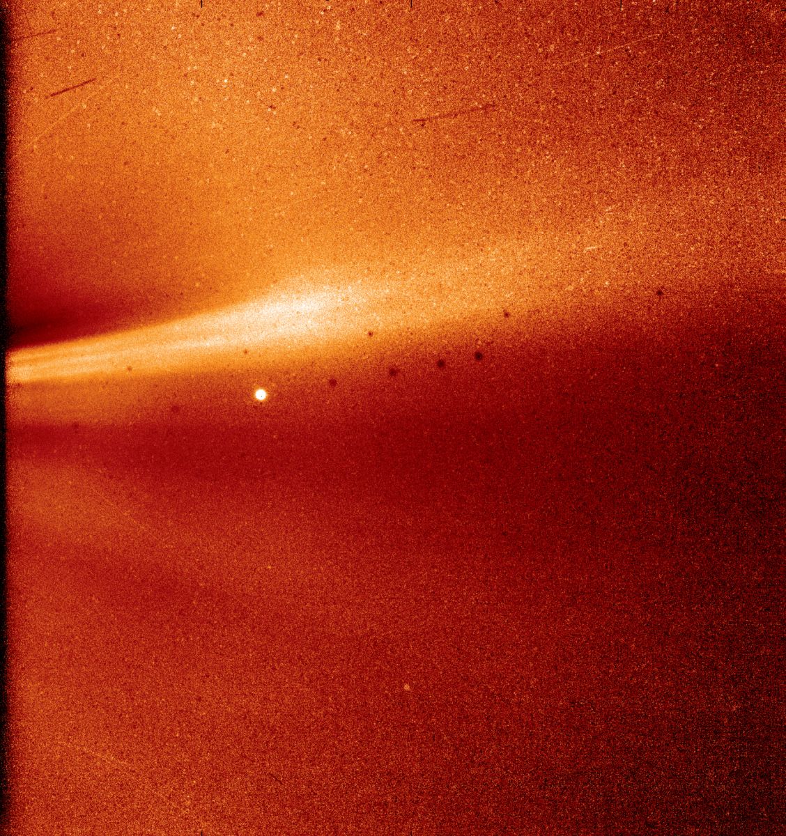 Слева на фото четко видны два корональные стримеры. Яркое пятно вдали — Юпитер, а черные точки — артефакты фоновой коррекции