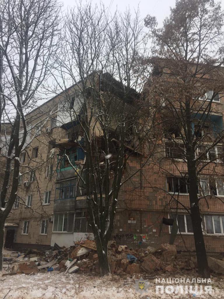 Возле дома на улице Садовой лежат обломки и вещи из разрушенных квартир, фото — ГСЧС