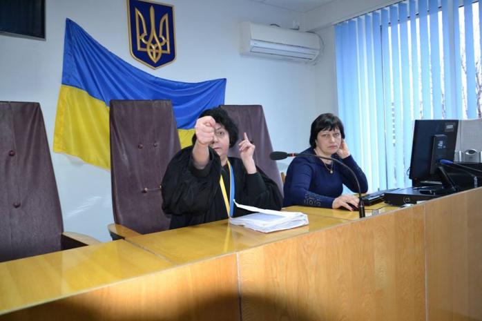 Фото: Суддя скрутила комбінацію з трьох пальців на засіданні/ Facebook С. Галчанський