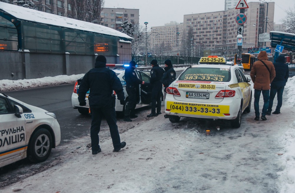 В Києві озброєний підполковник СБУ викрав таксі. Фото: Інформатор