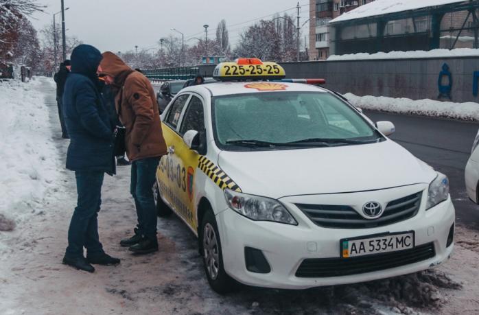 В Киеве вооруженный подполковник СБУ угнал такси. Фото: Информатор