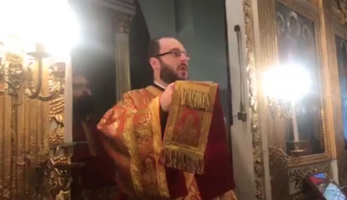Диакон Вселенского патриархата зачитывает диптих, фото: Orthodoxia
