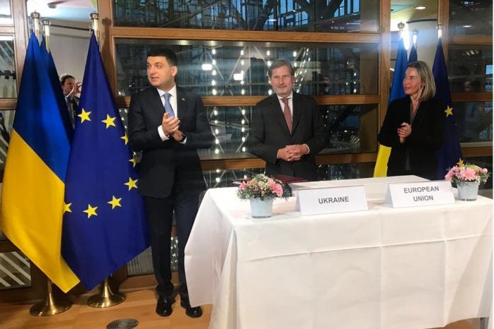 Фото: Зустріч прем’єр-міністра Гройсмана з представником ЄС із закордонних справ Могеріні у Брюсселі / Twitter 