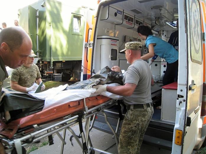 Военные медики спасают гражданских, фото — "Укринформ"