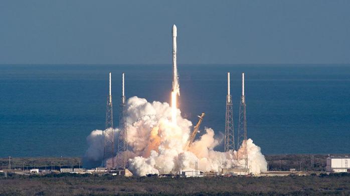 Ракета-носій Falcon 9 / Фото: fx-rss.com