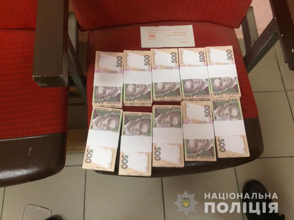 На взятке 2300 долл. задержан чиновник. Фото: kv.npu.gov.ua