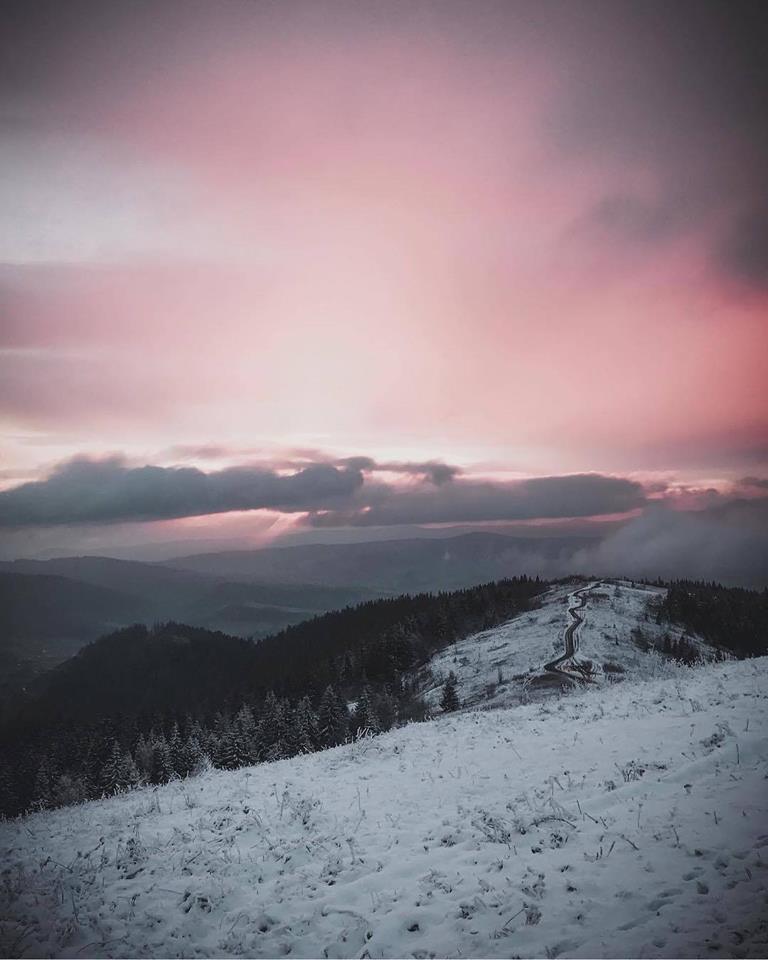 Снег в Карпатах. Фото: Черногорский горный поисково-спасательный пост и Снеголавинная ситуация в Украинских Карпатах в Facebook