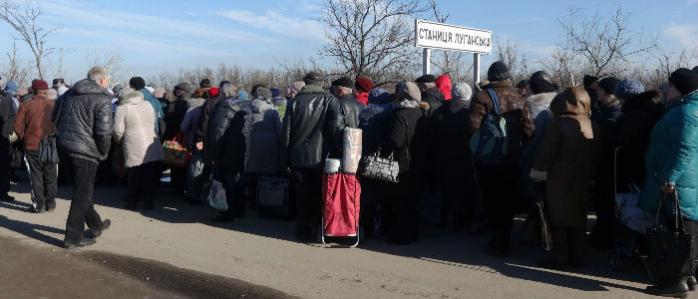 Сотні людей збираються у кілометрових чергах на КПВВ зі сторони Луганська, фото — "Донецькі новини".