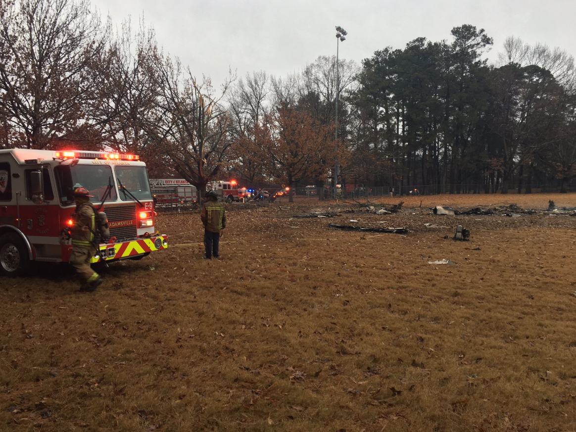Место падения самолета в США. Фото: Atlanta Fire Rescue в Twitter