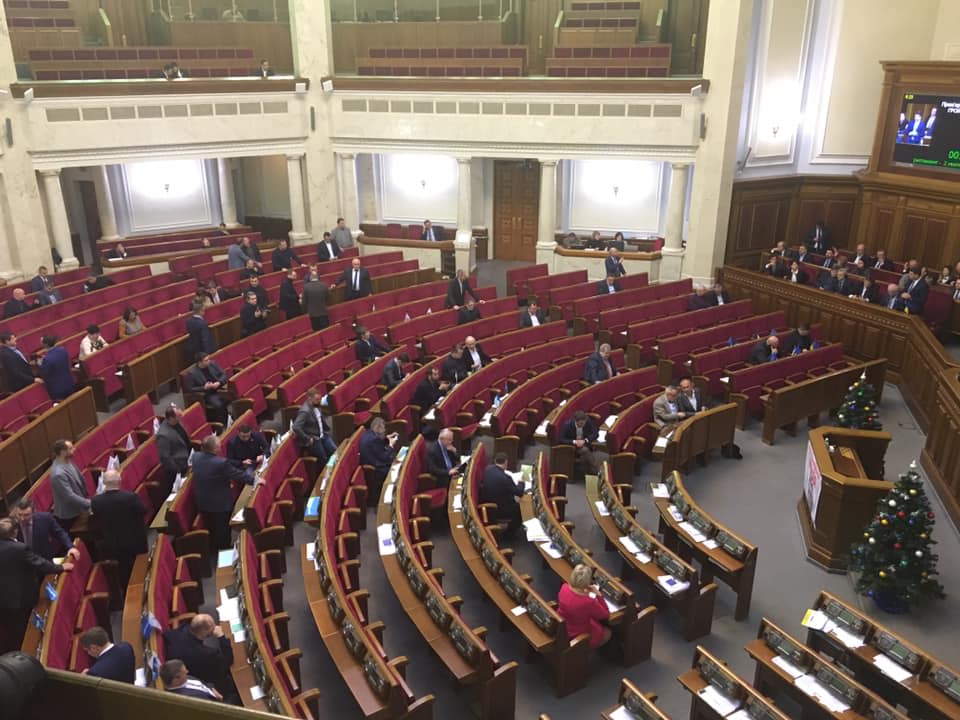 Напівпорожня зала парламенту. Фото: рух «Чесно» у Facebook