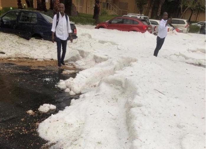 Град в Африке образовал огромные "снежные" сугробы / Фото: Facebook