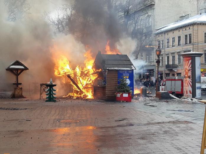 Пожар на ярмарке во Львове. Фото: ГСЧС