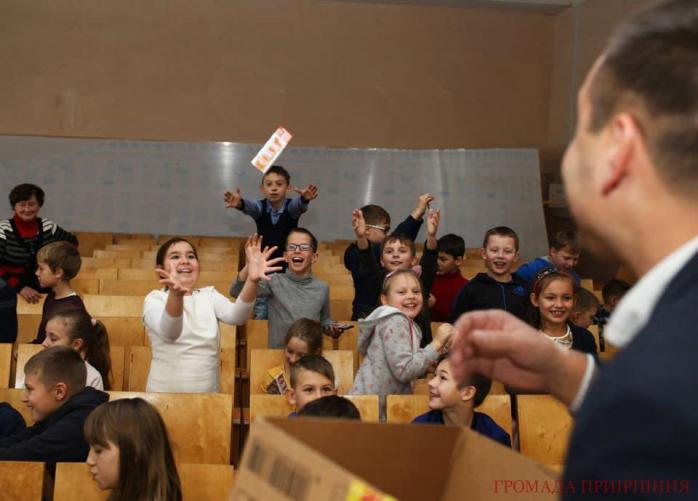 Депутаты в Ирпене бросали именные подарки детям, фото — "Честно"