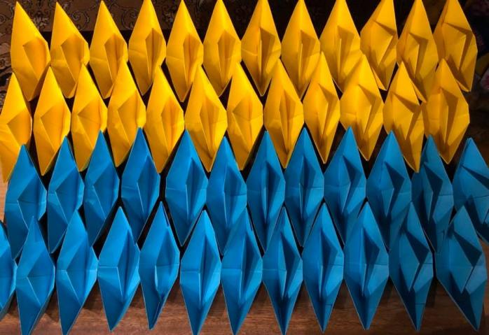 Желто-голубой кораблик на елку / Фото: Facebook