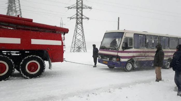 В Україні діє часткове обмеження руху транспорту / Фото: ДСНС