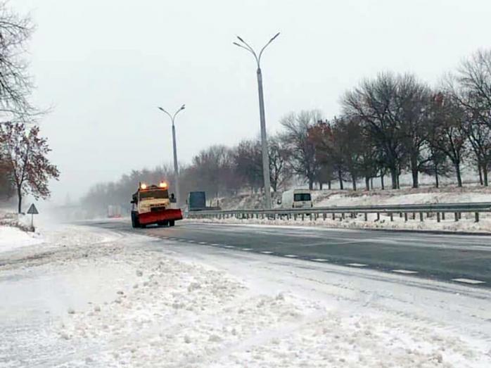 Ситуація на автошляхах залишається складною. Фото: Укравтодор