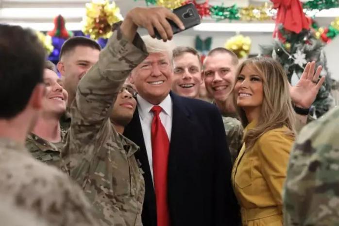 Дональд Трамп в среду неожиданно посетил американских военных на авиабазе возле Багдада, фото: CBS