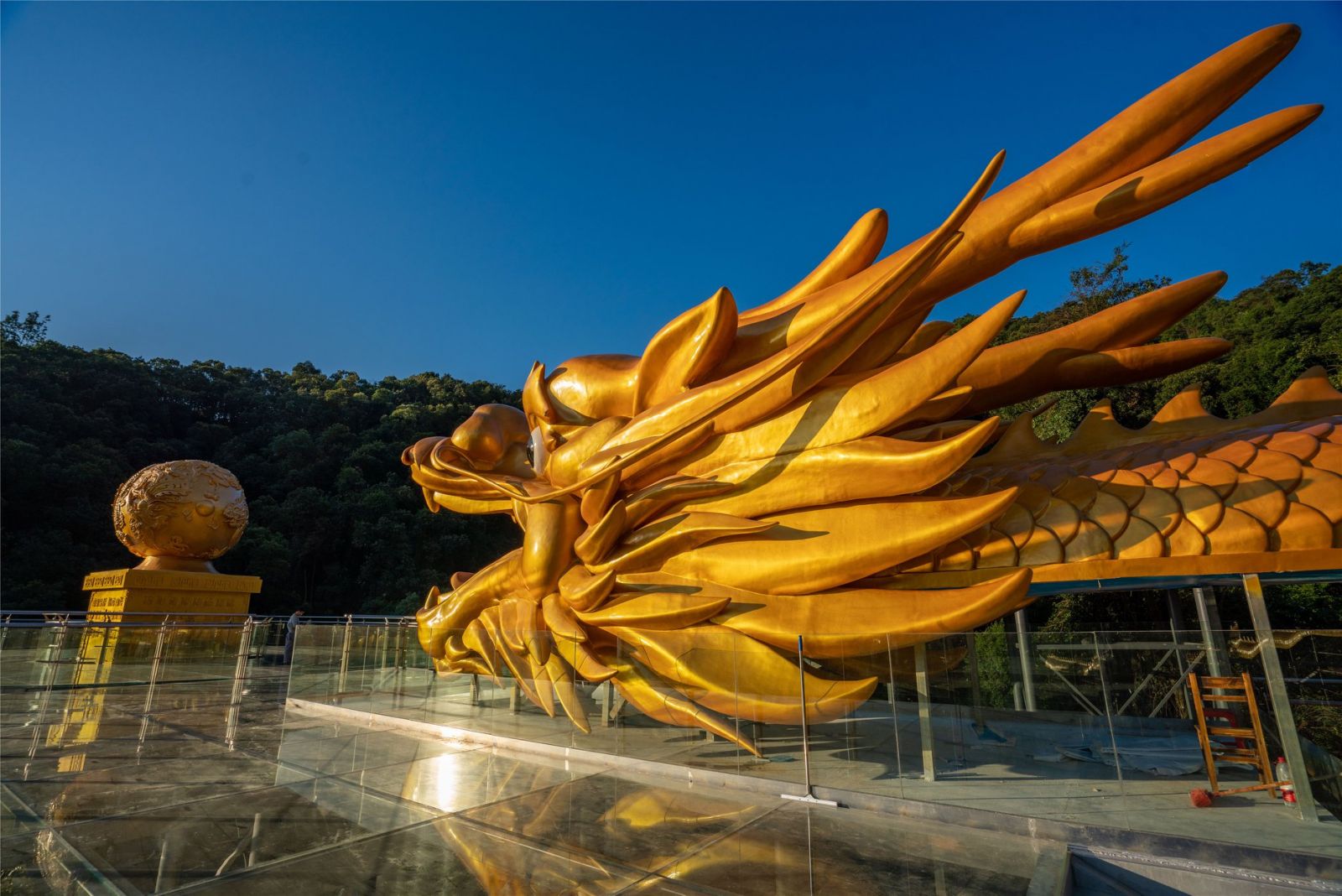 Массивную скульптуру дракона установили на горе Тяньцзи. Фото: People's Daily, China