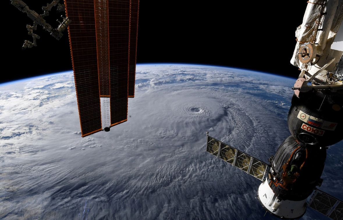 Фото, сделанное с МКС астронавтом Рикки Арнольдом, показывает ураган возле Гавайев. США, 22 августа 2018 года