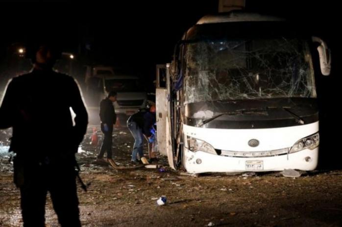 В пятницу в Египте взорвали автобус с туристами, фото: BBC