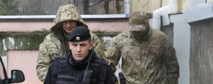 Пленных украинских моряков ведут в суд, фото — ТСН