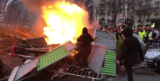Протесты «желтых жилетов» во Франции. Фото: twitter.com/ClementLanot