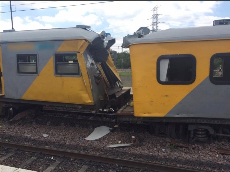 Столкновение поездов в ЮАР. Фото: ER24 EMS (Pty) Ltd