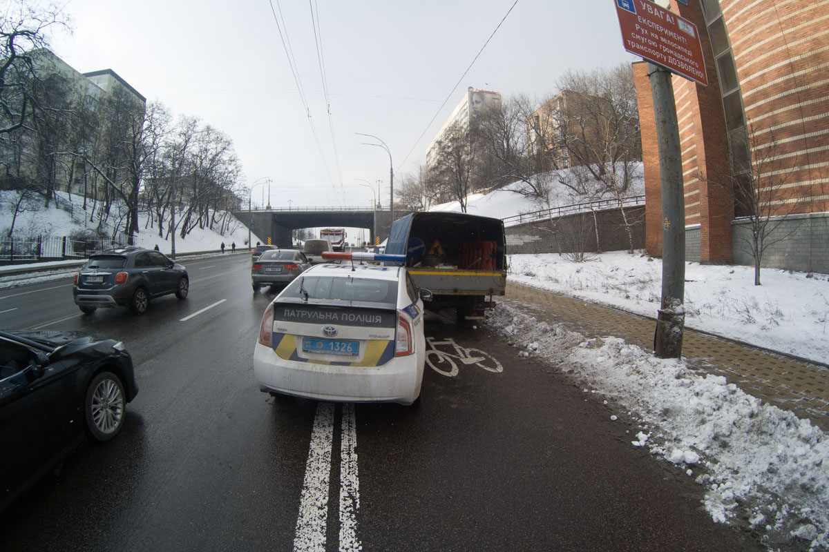 Поліцейські врізалися в вантажівку «Київавтодору» при переслідуванні Land Cruiser. Фото: Иформатор